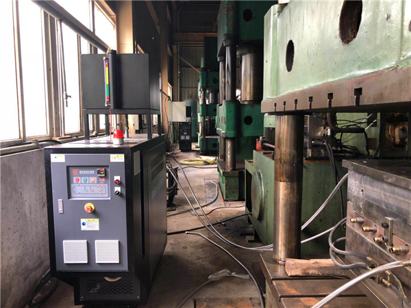 300度油溫機怎么配套在犁刀干燥機上？