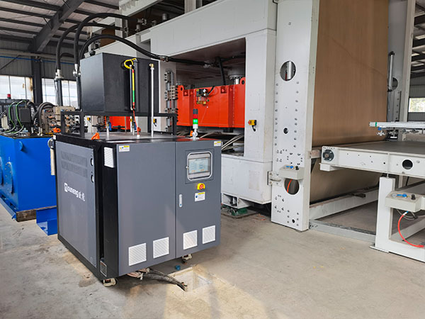 汽車內外飾生產，熱壓板成型油加熱器助您控溫