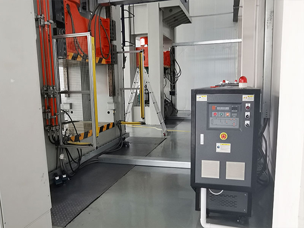 SMC復合材料模壓電池包殼體生產，選擇SMC模溫機