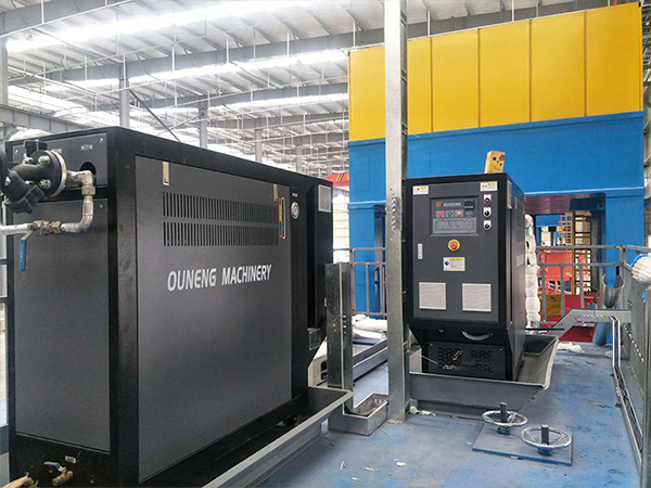 隔熱墊成型模溫機，為汽車內飾件提供控溫解決方案